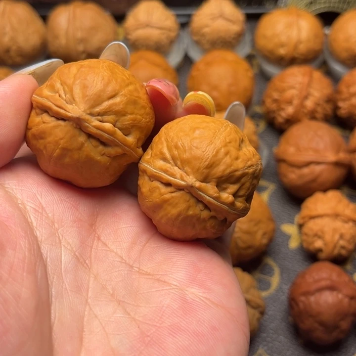 王***闹桃核吊坠手捻龙胆