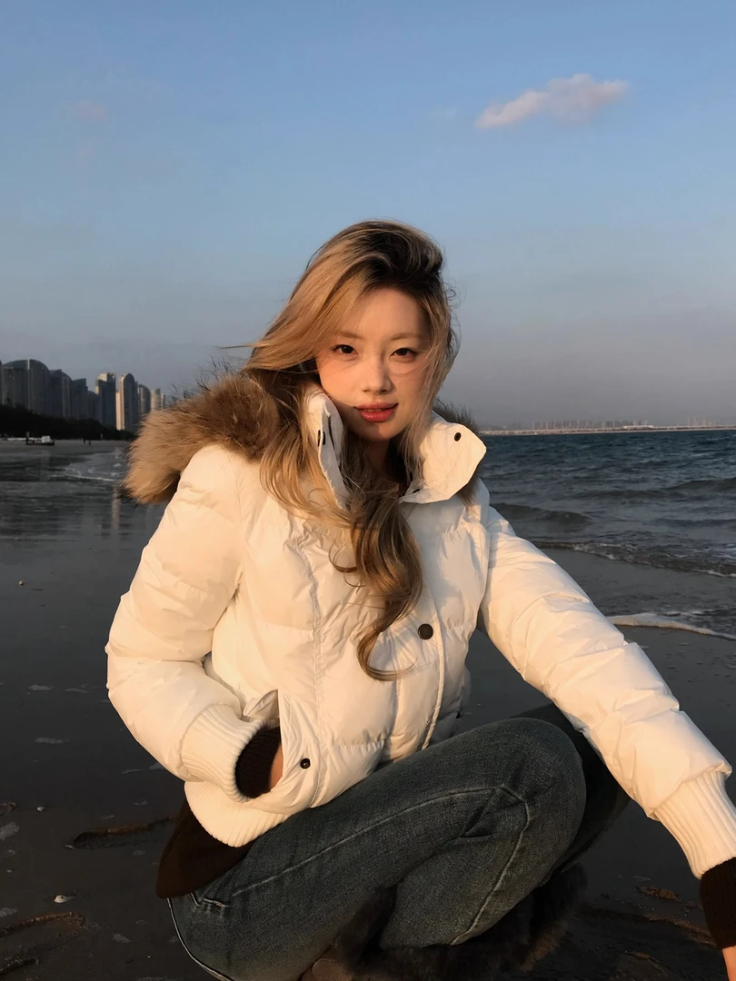 白色大毛领短款面包服女2025年冬季韩版新款宽松加厚连帽棉服外套