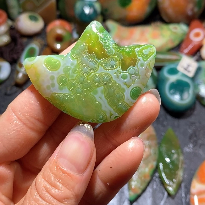 石英质玉颈饰未镶嵌四*阁