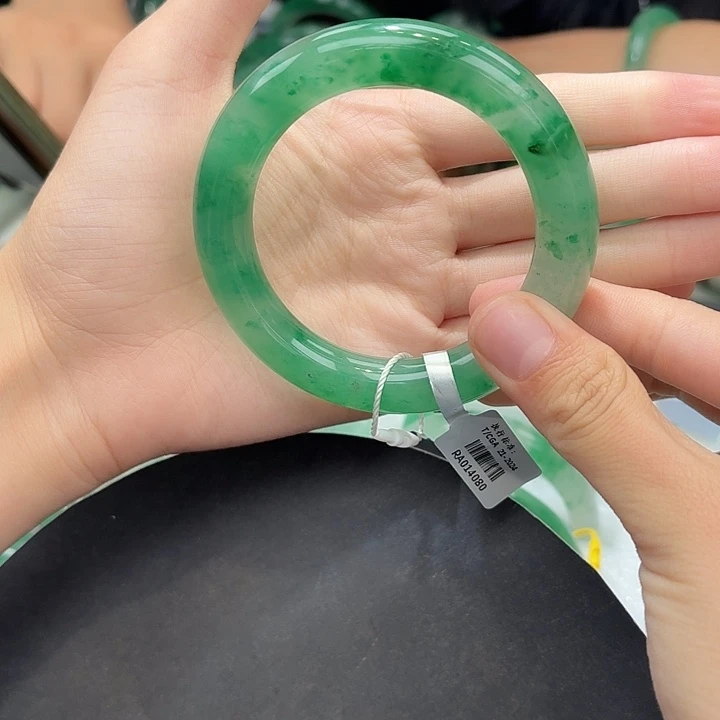 石英质玉（非洲翠）手镯未镶嵌