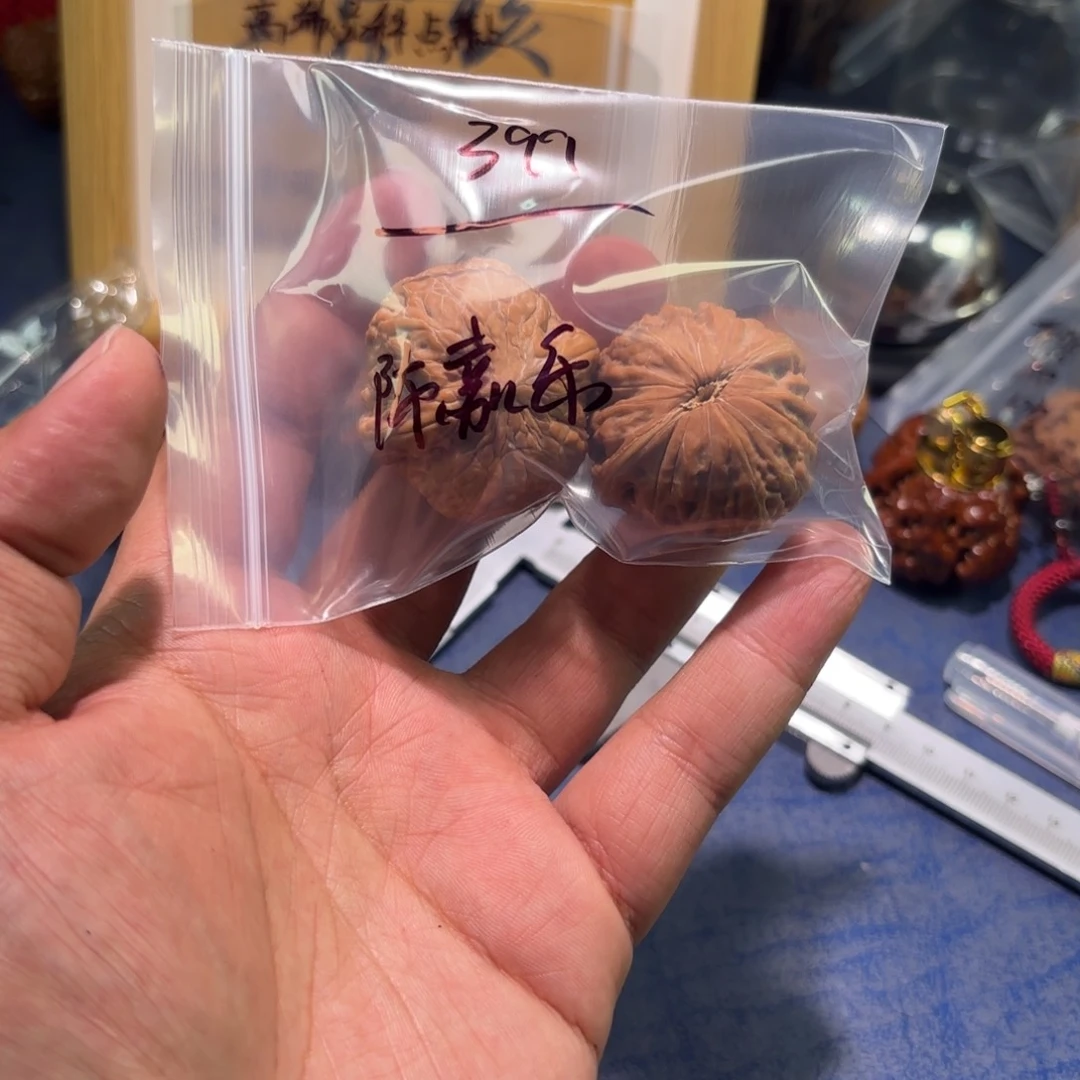 陈***乐桃核吊坠全品38毕业铁锤