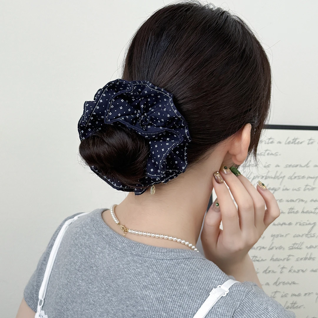 高级感小众四瓣小碎花牛仔布艺发圈早秋新款个性简约百搭时尚方巾