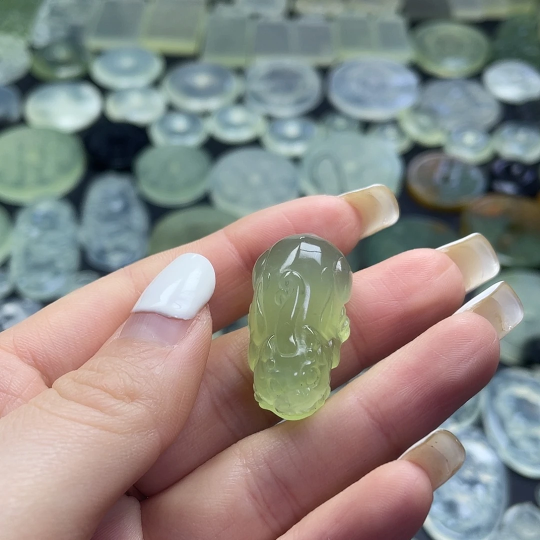 岫玉未镶嵌颈饰貔貅