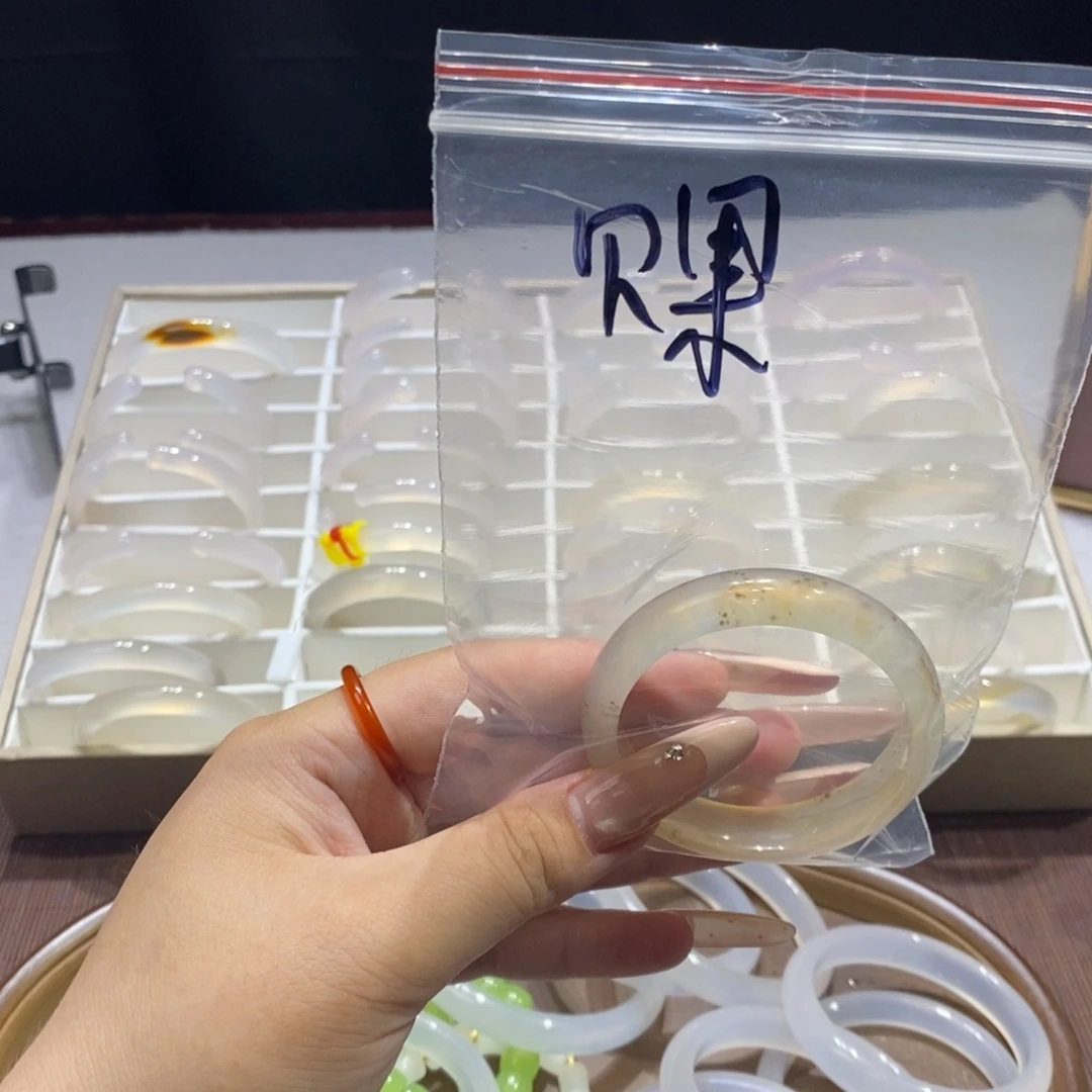 贝***果玛瑙/玉髓手镯未镶嵌