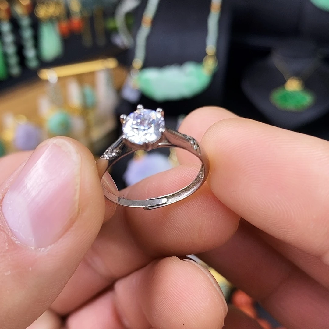 颈饰未镶嵌翡翠戒指