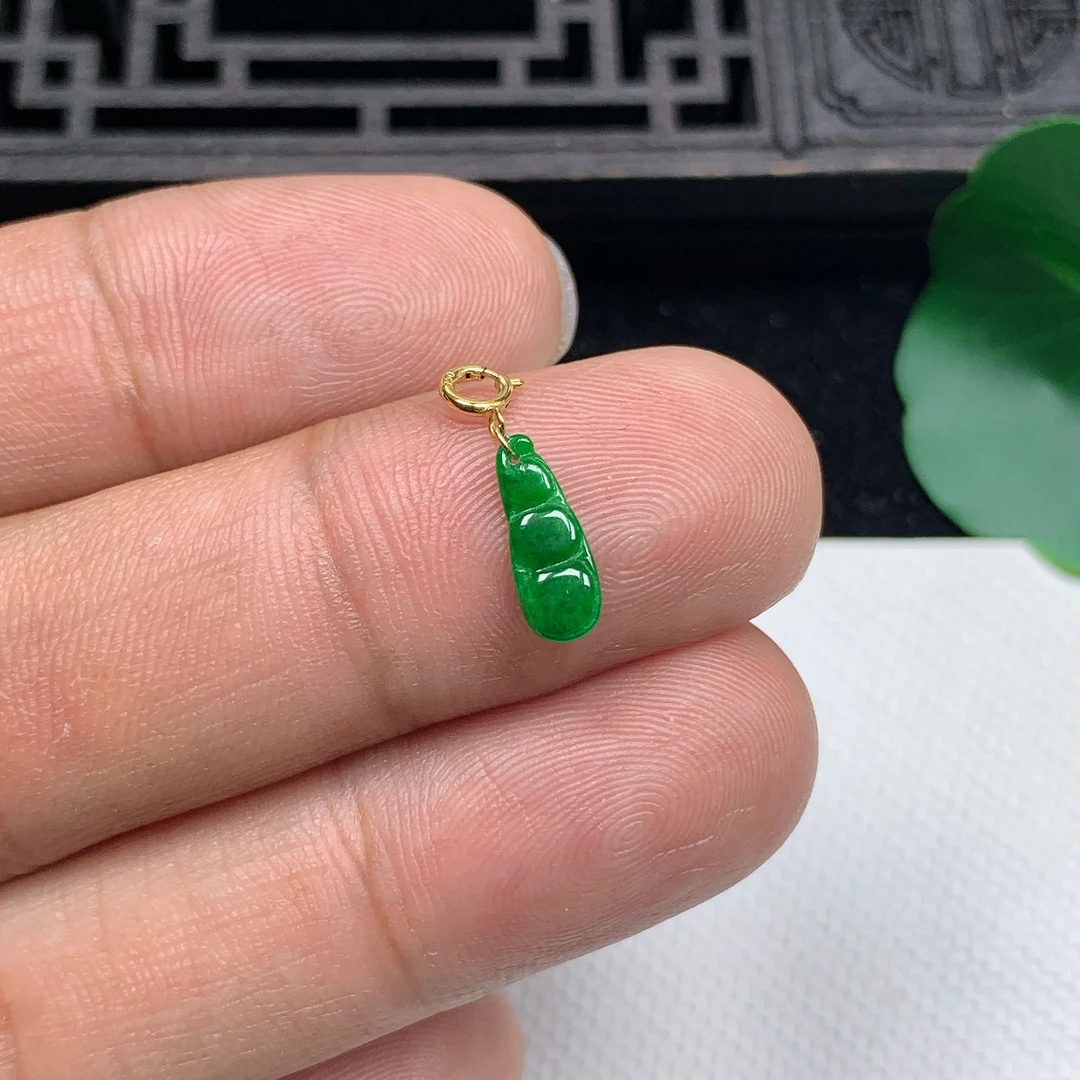 缅甸天然翡翠A货18K金扣精美辣绿小福豆吊坠尺寸11*4.2*1.6mm