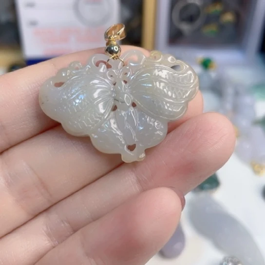 翡翠未镶嵌颈饰蝴蝶吊坠