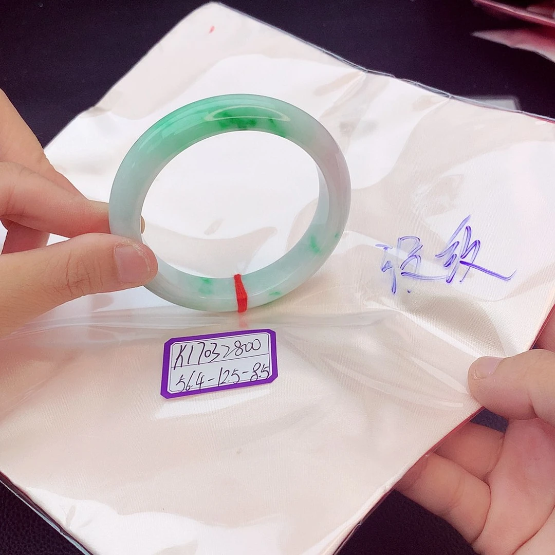 翡翠手镯未镶嵌翡翠