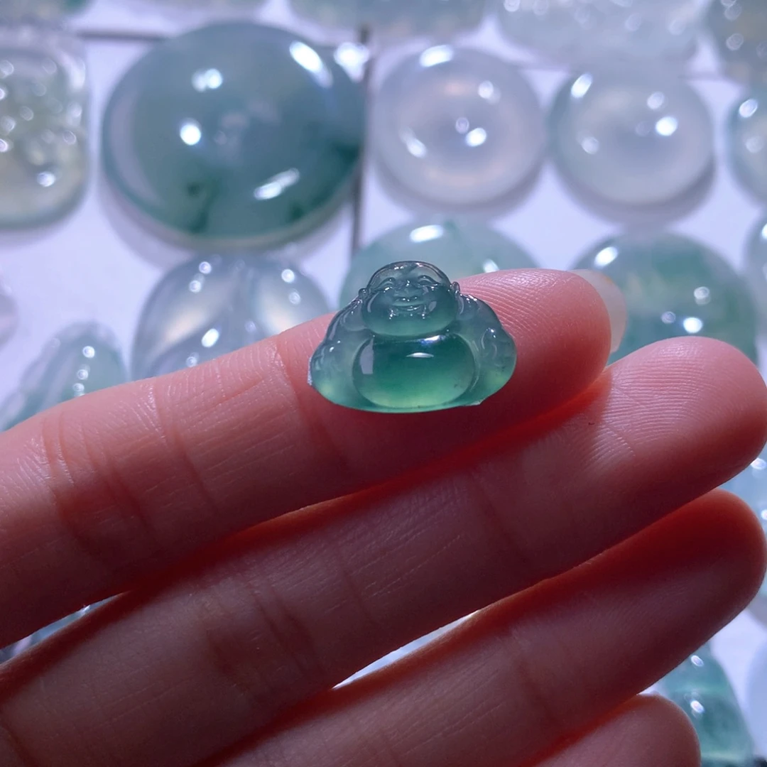 翡翠未镶嵌颈饰佛