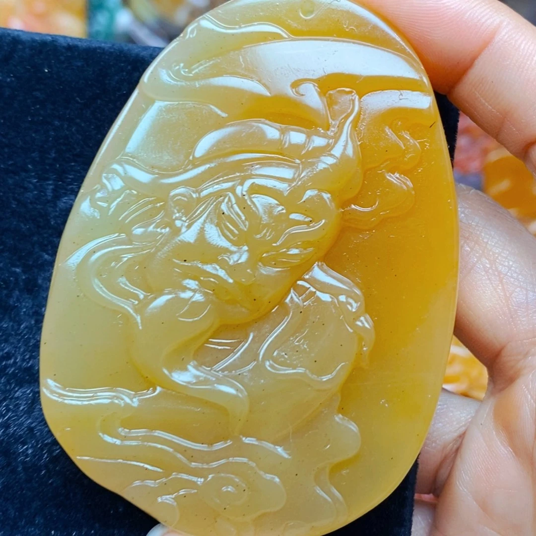 未镶嵌石英质玉（黄龙玉）颈饰