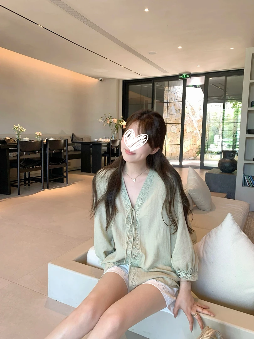 清冷气质宽松v领蕾丝衫小衫