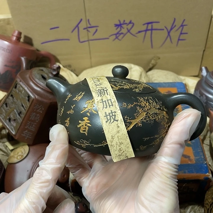 茶壶紫砂矿泥料手工制作的一把紫砂壶。