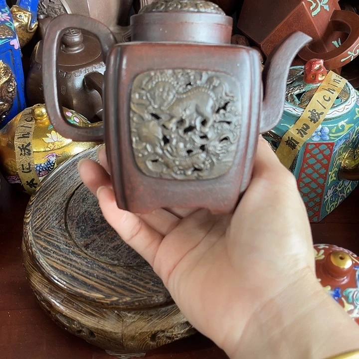 红泥茶壶原矿泥料手工制作的一把紫砂壶。