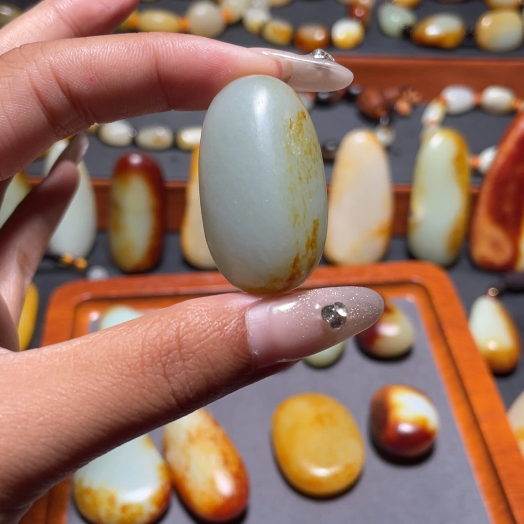 和田玉未镶嵌颈饰忆