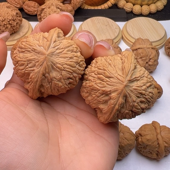 文玩核桃把件飘***尘泥鳅背44