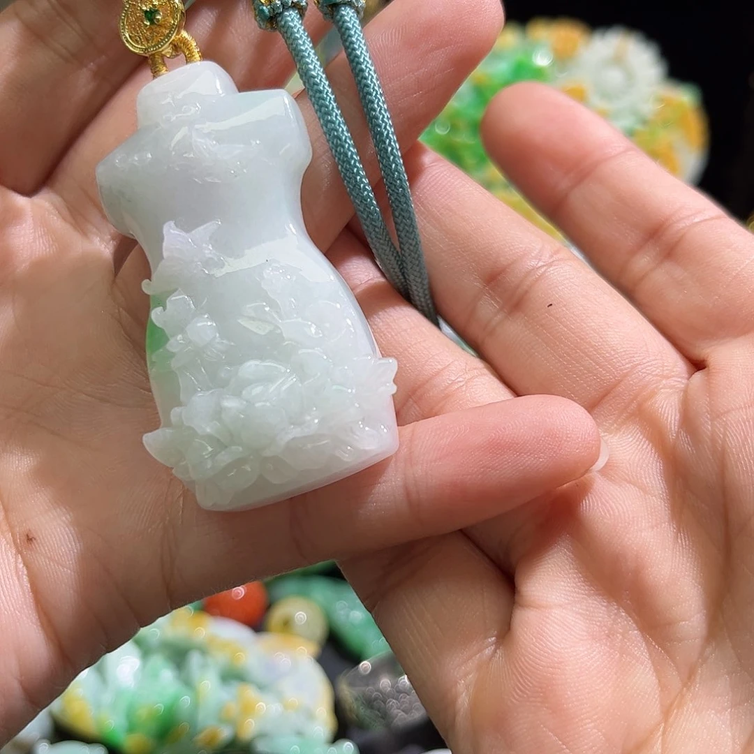 翡翠未镶嵌颈饰待编织