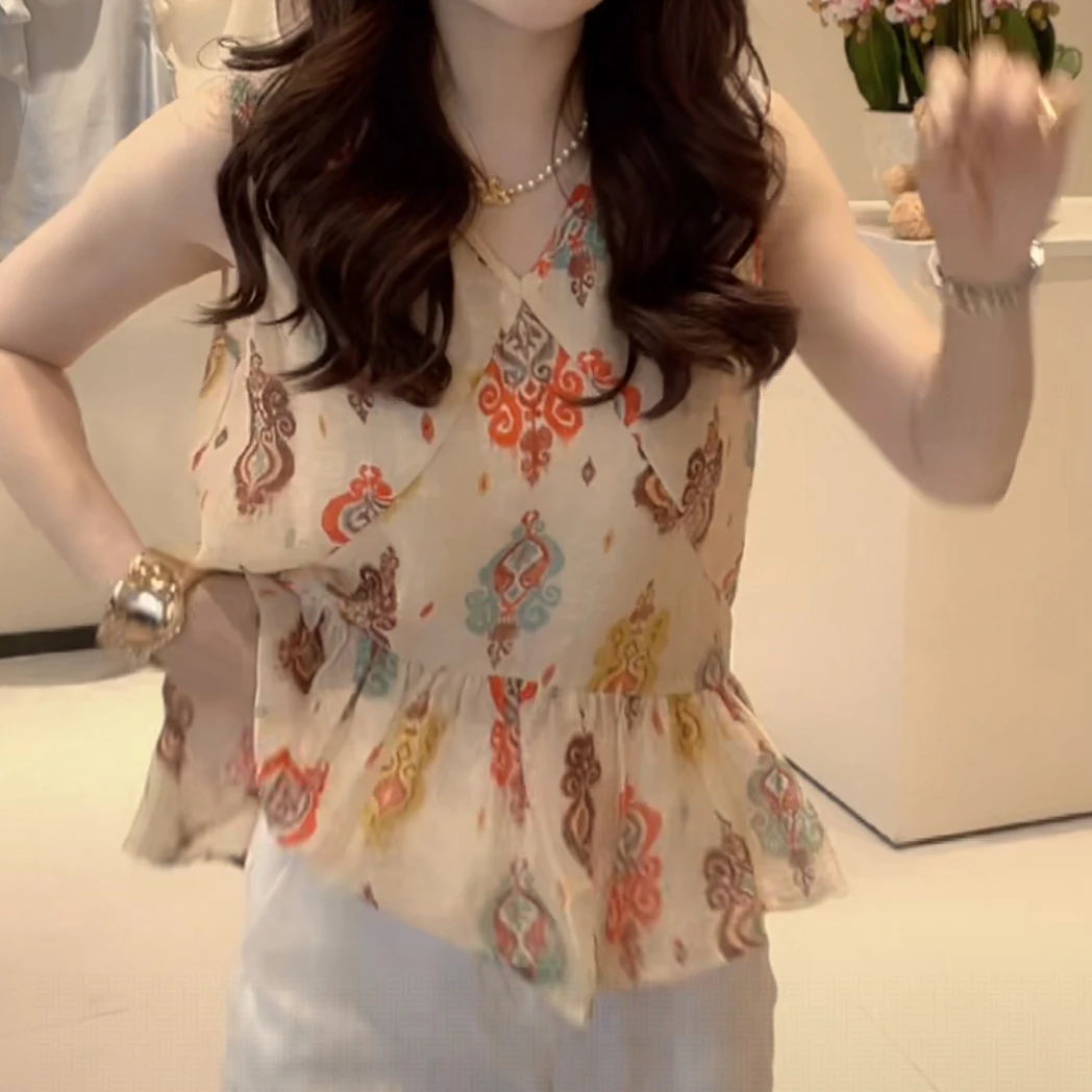 设计感碎花无袖背心小衫女2025夏季新款法式V领减龄复古度假上衣