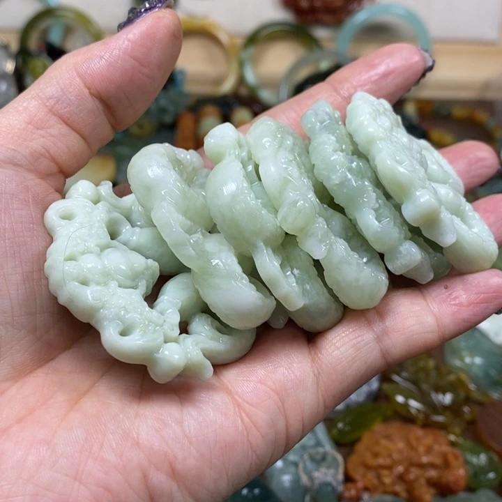 蛇纹石玉吊坠未镶嵌