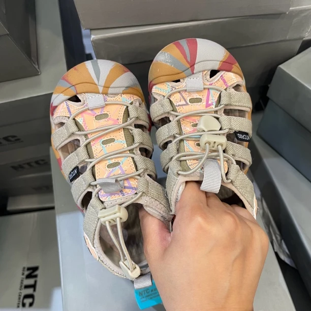 7822儿童休闲皮凉鞋