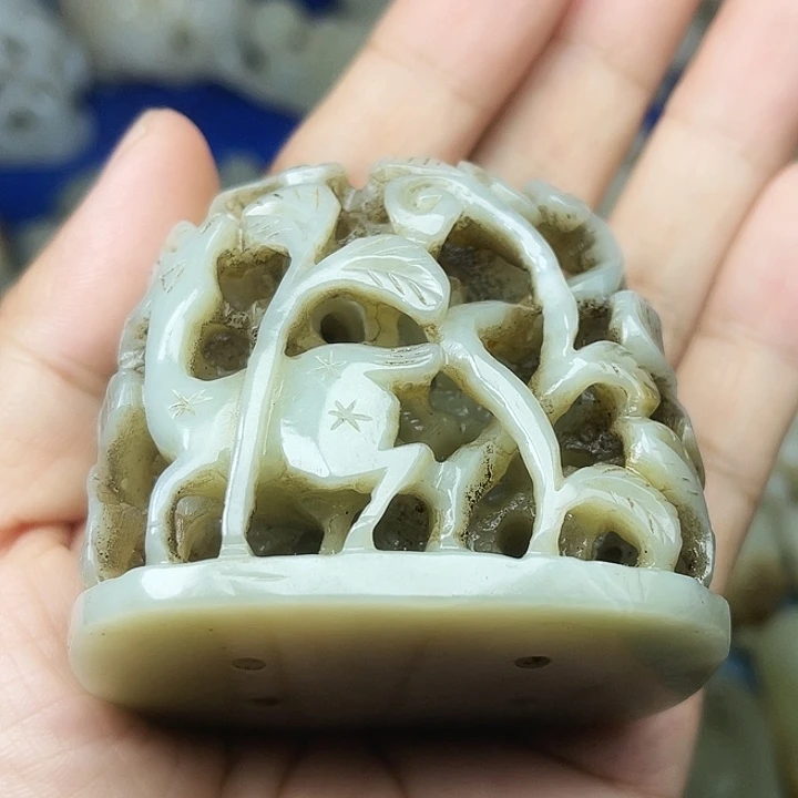 9***阳和田玉（青白玉）未镶嵌颈饰