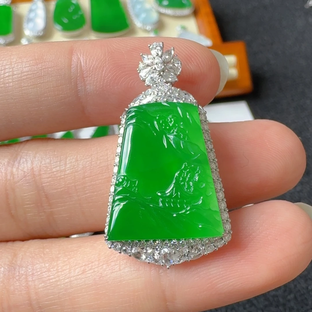 颈饰18K金镶嵌翡翠吊坠