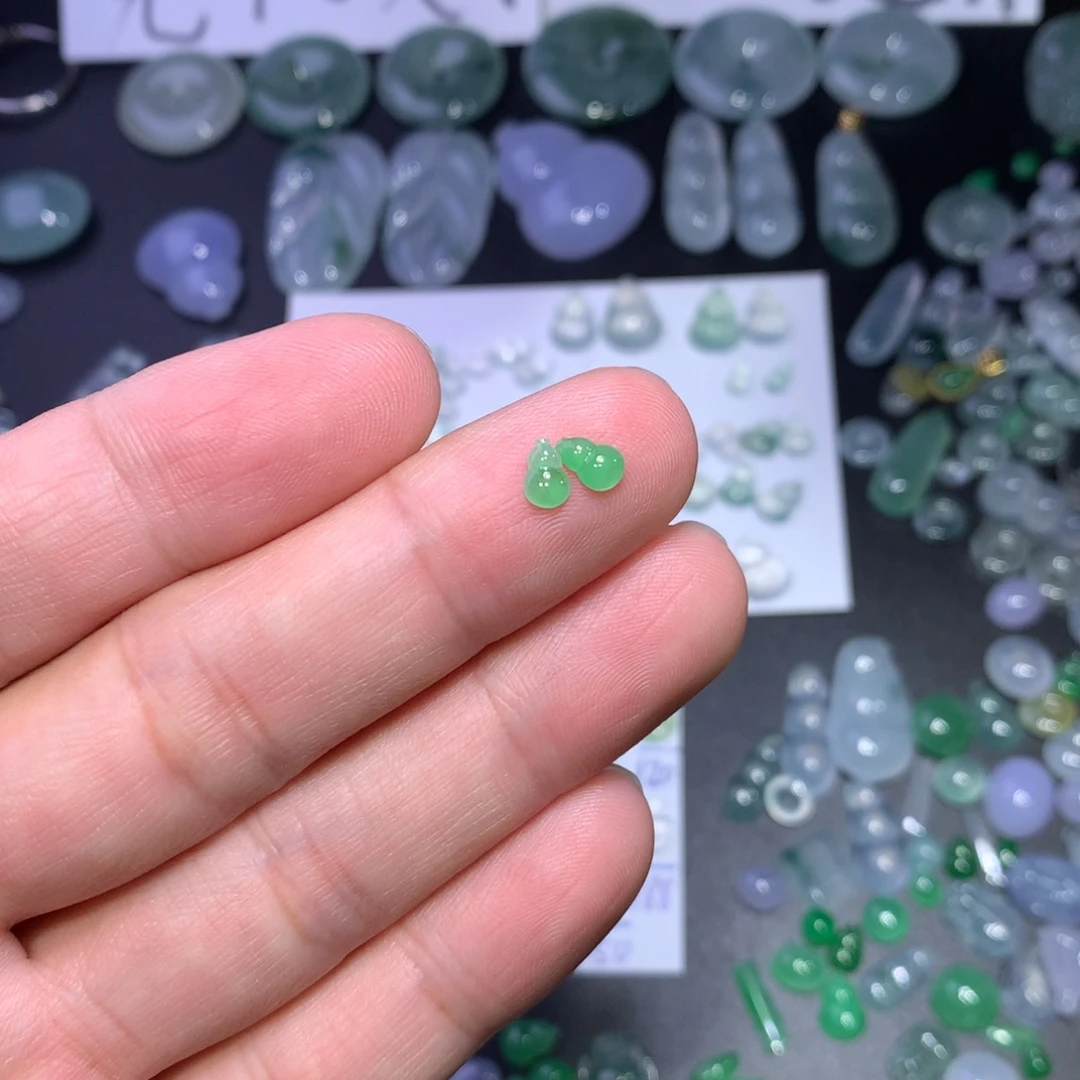 翡翠未镶嵌颈饰绿葫芦