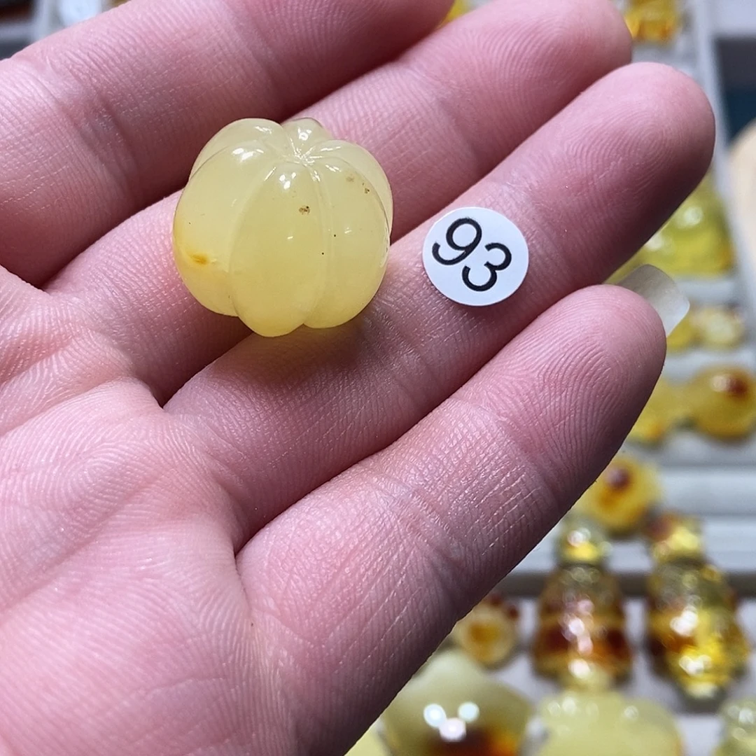 我***圆琥珀未镶嵌裸石天然琥珀蜜蜡吊坠