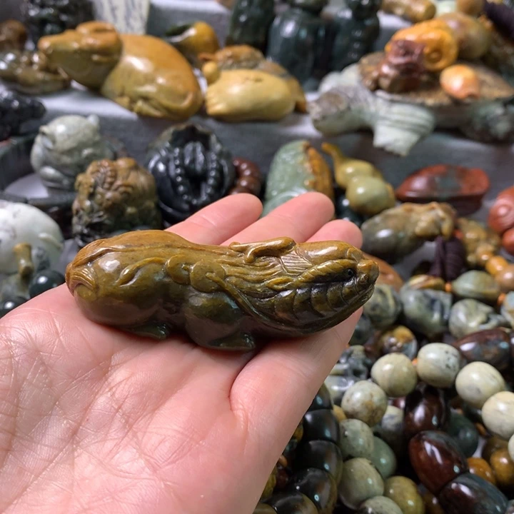 未镶嵌岫岩河磨玉（透闪石质玉）把件