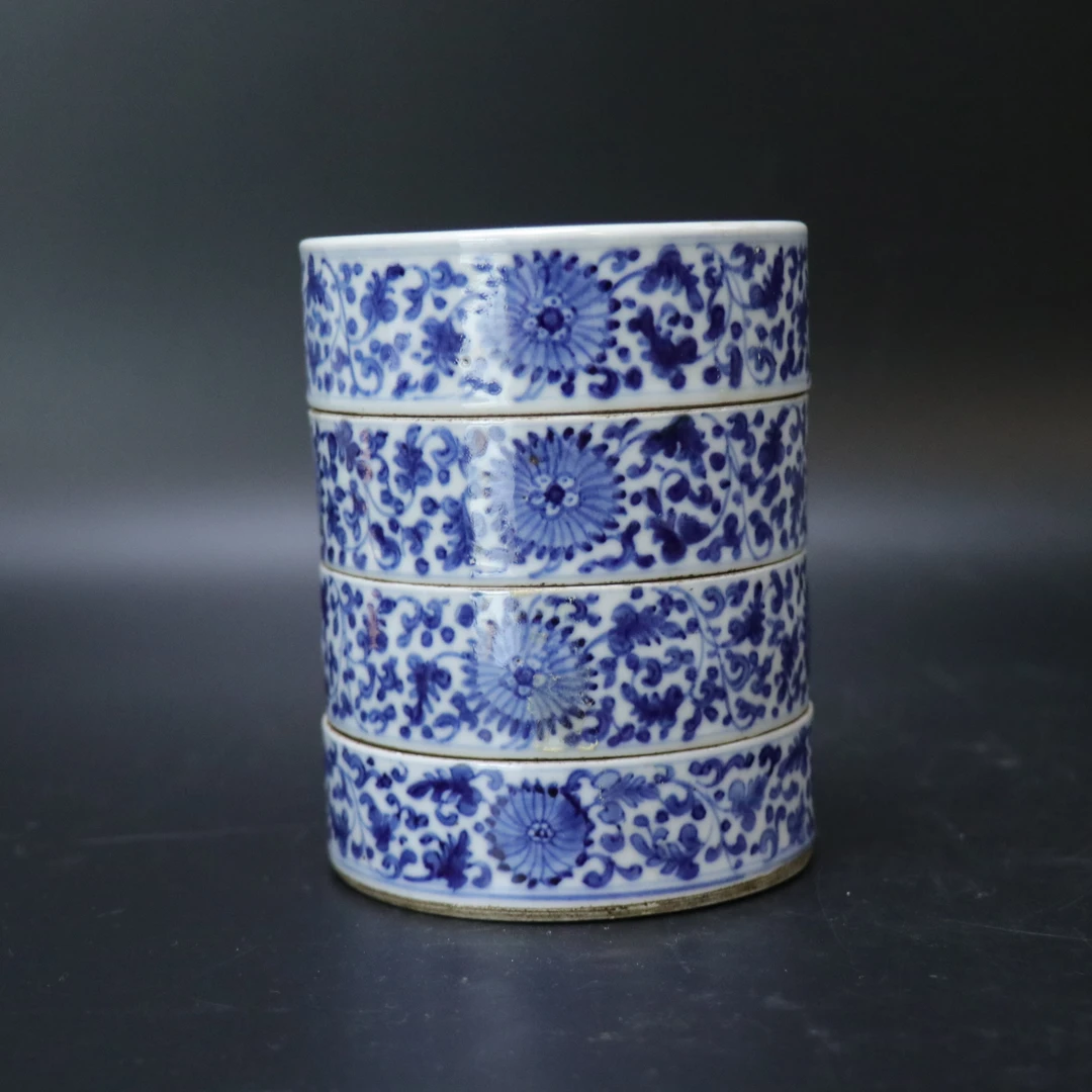 Lot25121482清乾隆青花缠枝菊花纹四节盒 高：约12.7cm