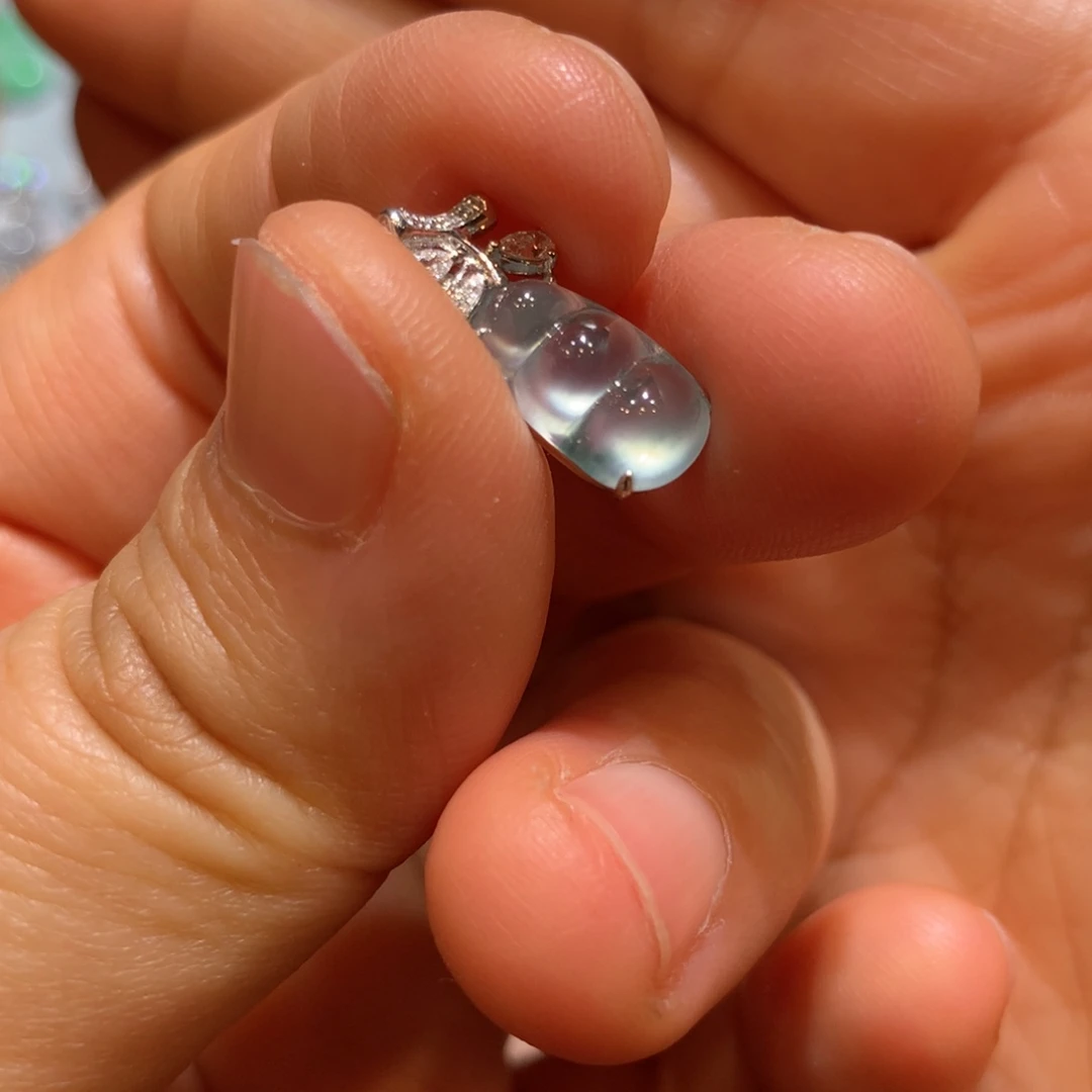 翡翠18K金镶嵌颈饰吊坠