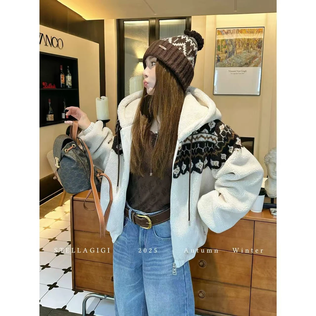 SG / 杨依姗 AW费尔岛 秋冬氛围感毛球提花毛线帽MZ-20252400