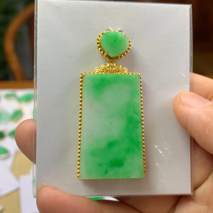 颈饰18K金镶嵌翡翠翡翠吊坠