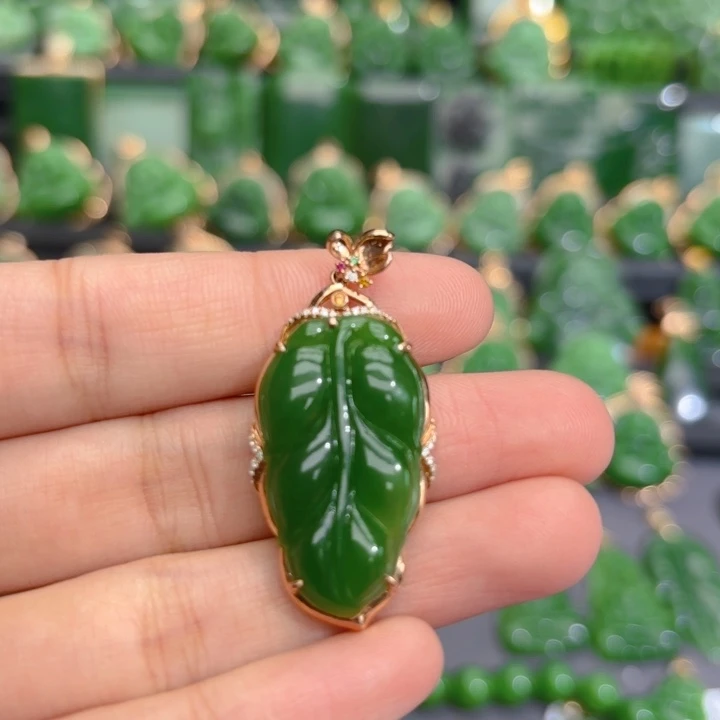 颈饰18K金镶嵌和田玉（碧玉）