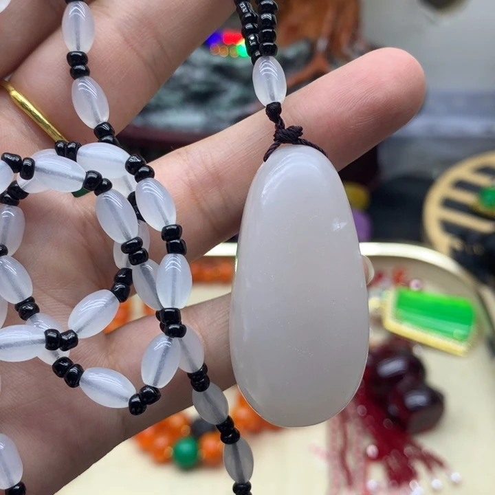 和田玉未镶嵌颈饰吊坠