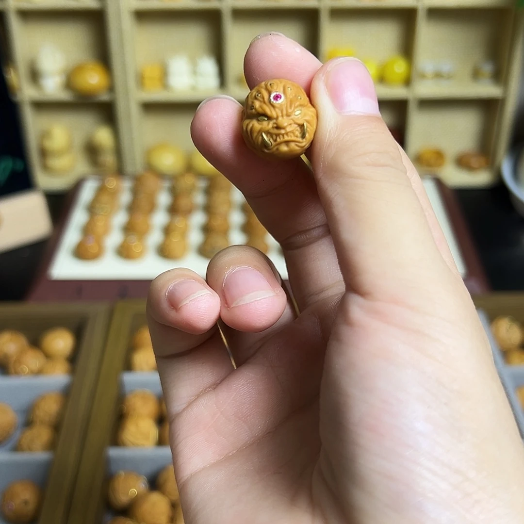 吊坠猴头核桃镶嵌单颗六目獠牙恶僧