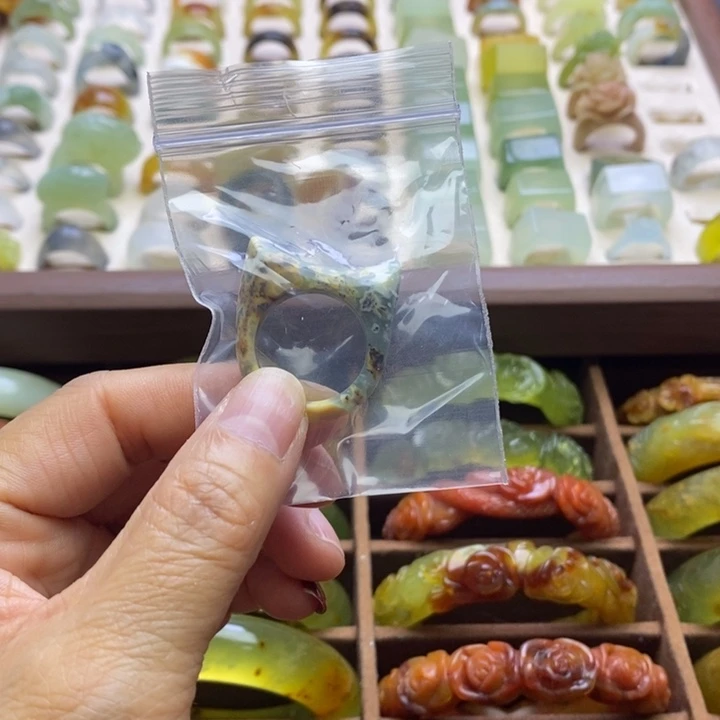 蛇纹石玉手镯未镶嵌不**姨