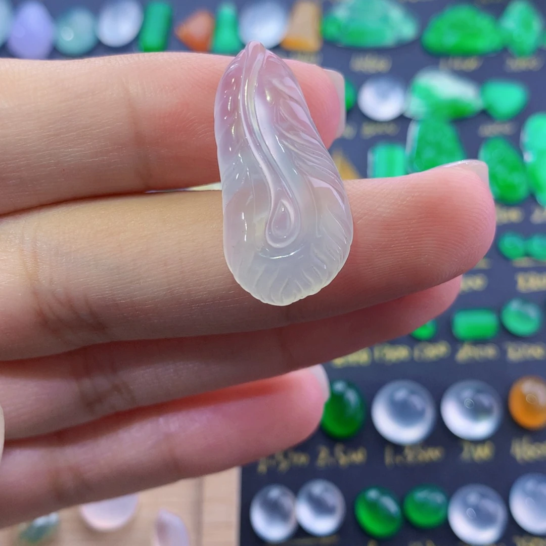 翡翠未镶嵌颈饰羽毛