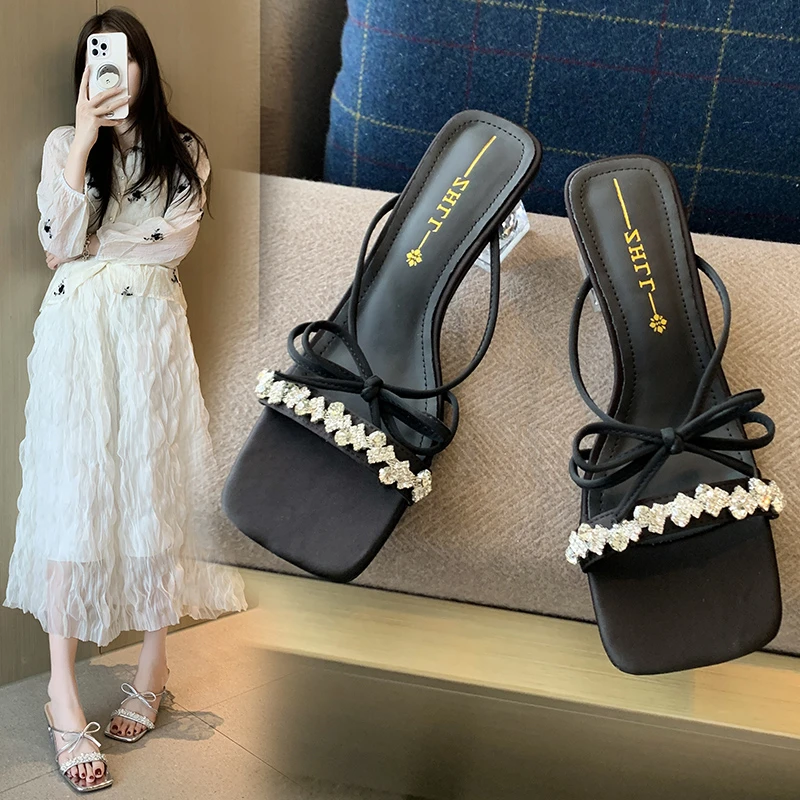 加宽大码女鞋41——43夏天拖鞋外穿女时尚水钻银色蝴蝶结粗跟凉鞋拖