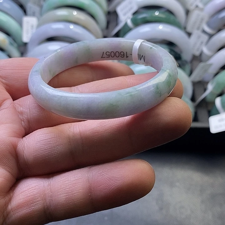 翡翠未镶嵌手镯2、贵妃