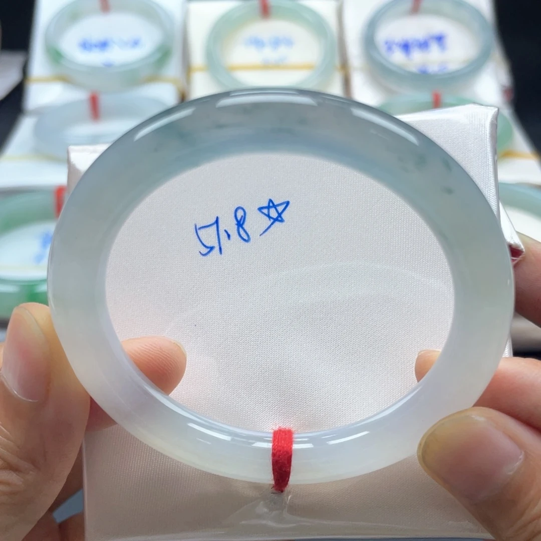 翡翠手镯未镶嵌翡翠手镯8