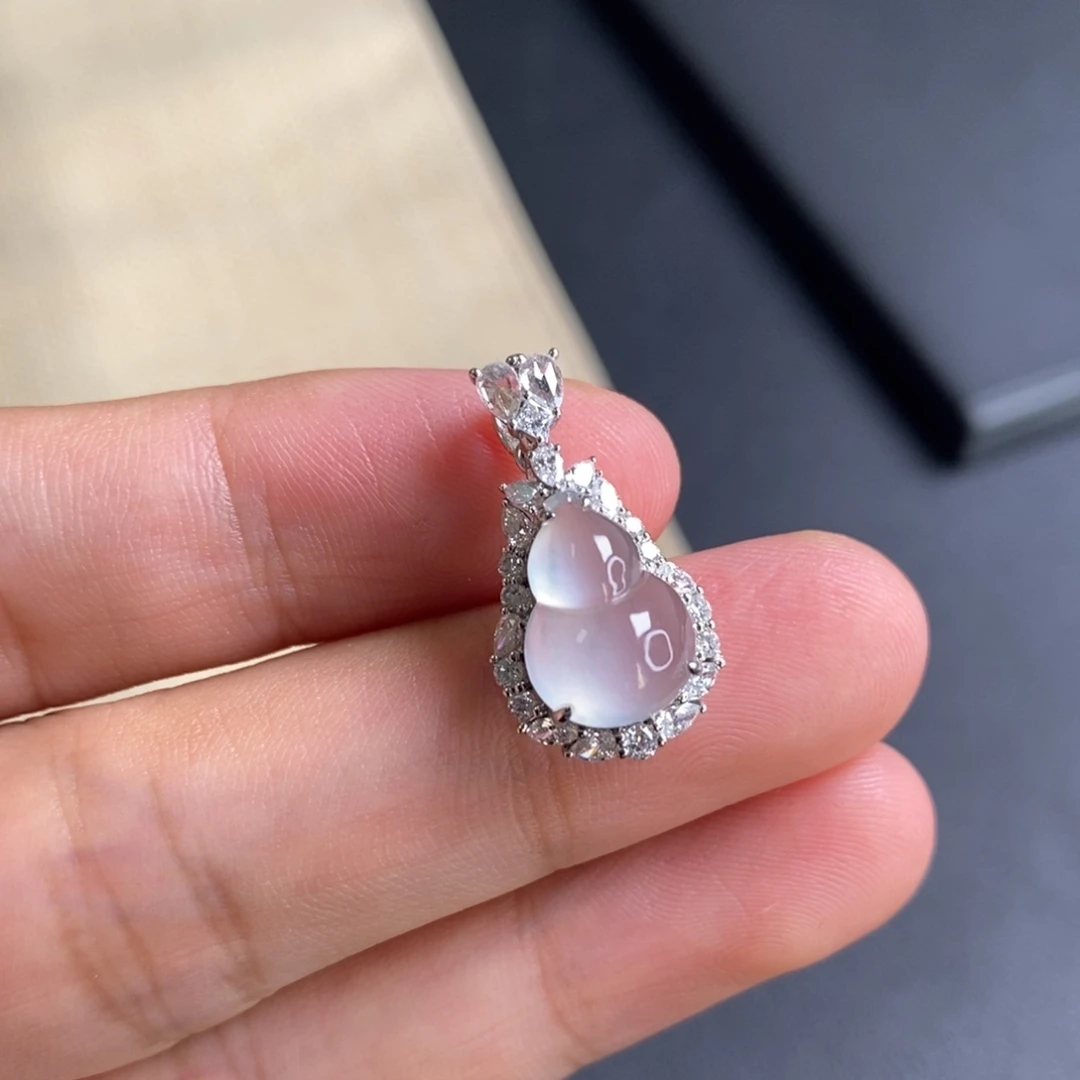 翡翠18K金镶嵌颈饰葫芦