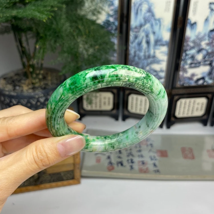 54.7飘阳绿飘花回纹圆条手镯  天然翡翠A货手镯