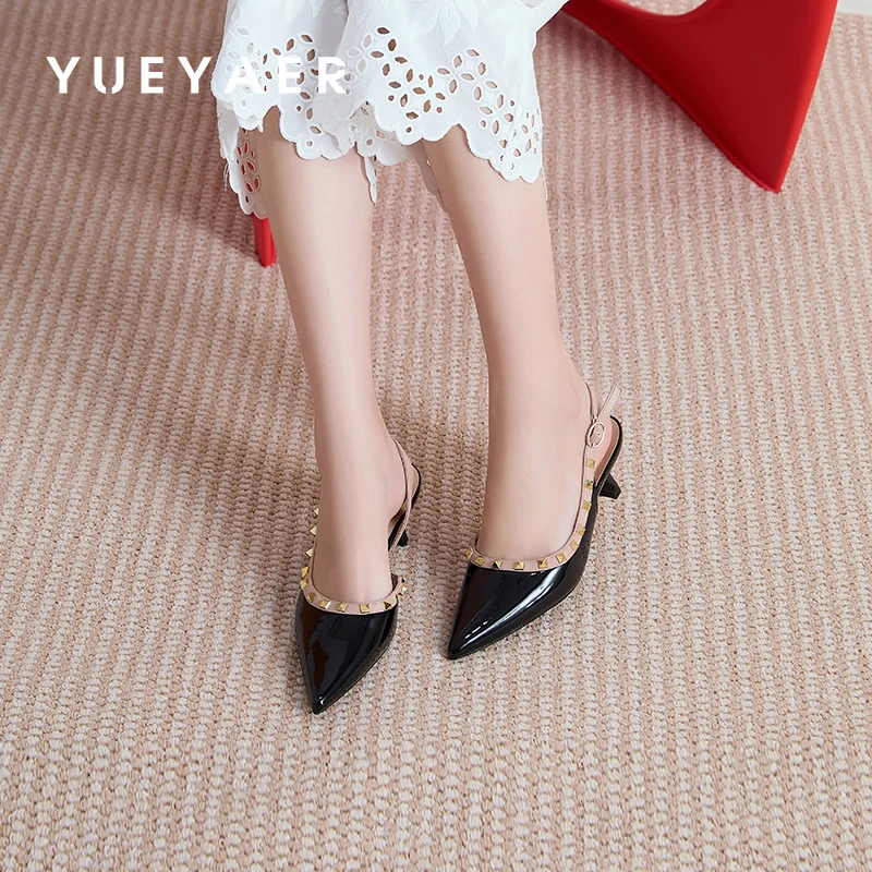 月芽儿2025新款法式铆钉侧空尖头高跟鞋女细跟包头凉鞋中跟单鞋女