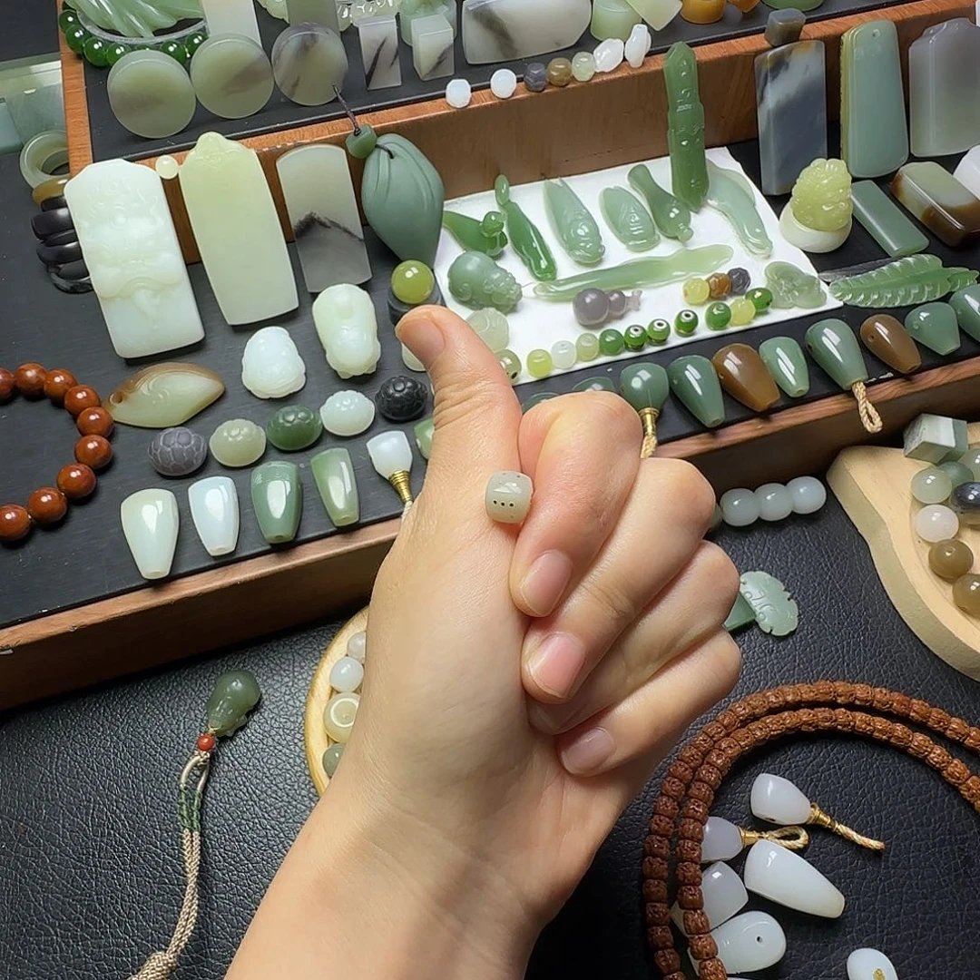 箫***杭颈饰未镶嵌和田玉