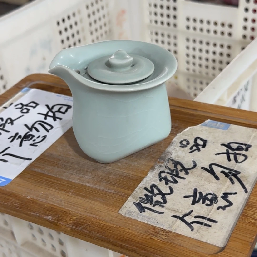 微瑕疵介意勿拍陶瓷器皿