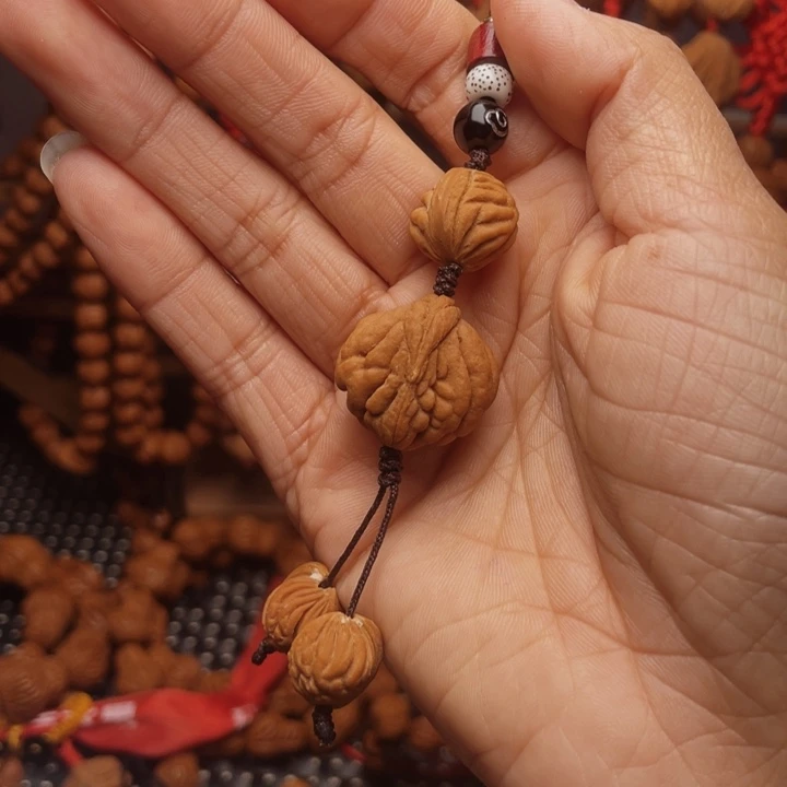 木质类龙纹桃枭挂件