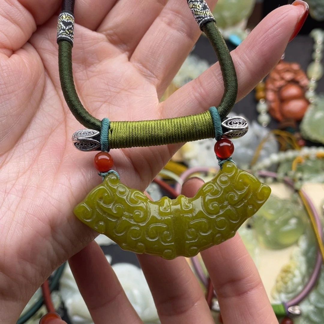 蛇纹石玉颈饰未镶嵌