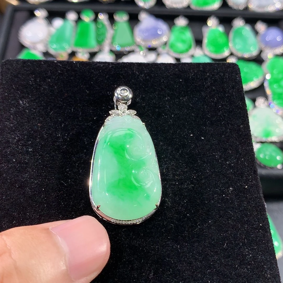 翡翠18K金镶嵌颈饰