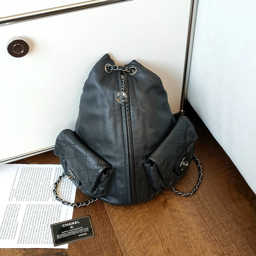 95新 Chanel/香奈儿 Azul-黑银牛皮青蛙中号双肩包/48396