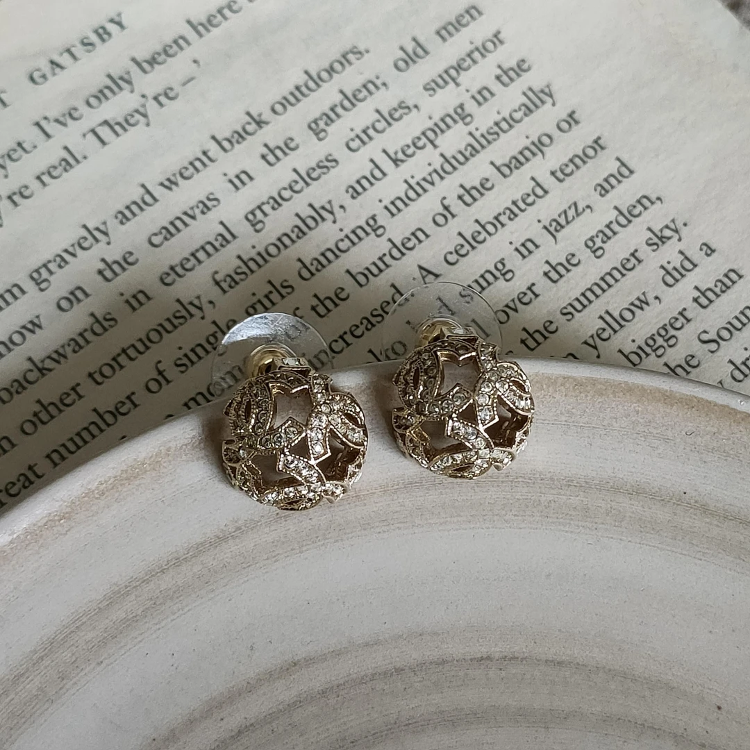 95新 Chanel/香奈儿 Azul - 浅金色亮钻球形镂空双C耳钉 39473